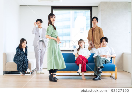 男女Z世代好友大學生共享屋生活 92327190