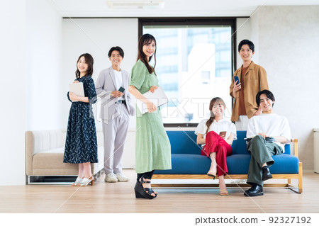 男女Z世代好友大學生共享屋生活 92327192