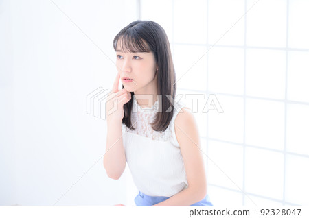 關心痤瘡的年輕女性有復制空間 92328047