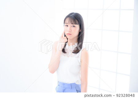 關心痤瘡的年輕女性有復制空間 關心痤瘡的年輕女性有復制空間 92328048