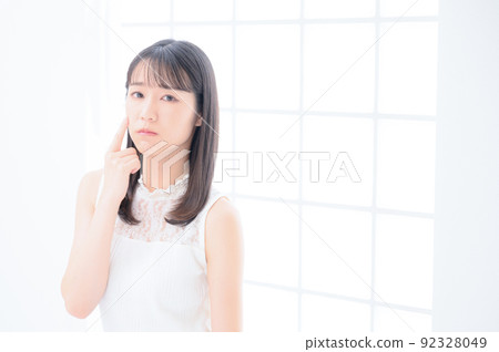 關心痤瘡的年輕女性有復制空間 關心痤瘡的年輕女性有復制空間 92328049