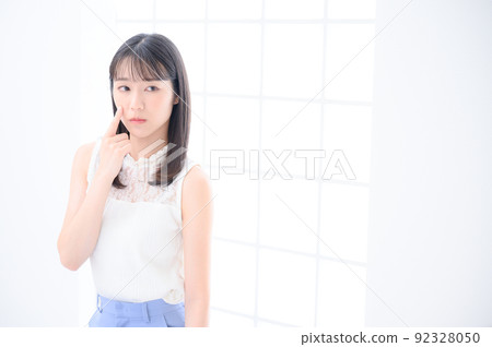 關心痤瘡的年輕女性有復制空間 關心痤瘡的年輕女性有復制空間 92328050