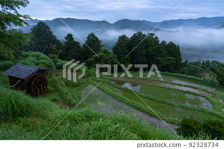 和歌山縣田邊市中邊町初夏多霧的小鎮高原的風景 和歌山縣田邊市中邊町初夏多霧的小鎮高原的風景 92328734