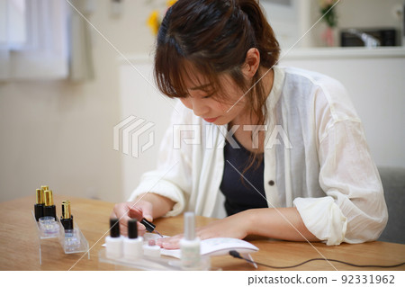 一個正在釘釘的女人 92331962