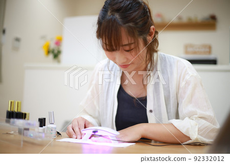 一個正在釘釘的女人 92332012