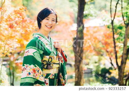 秋季葉子和和服婦女 92333257