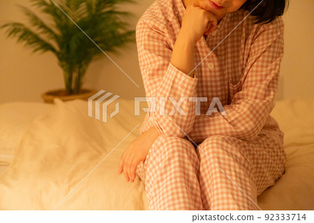 穿著睡衣的中年婦女在臥室裡擔心 穿著睡衣的中年婦女在臥室裡擔心 92333714