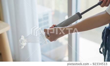 女性粉碎 PET 瓶（回收、環保、垃圾） 92334513