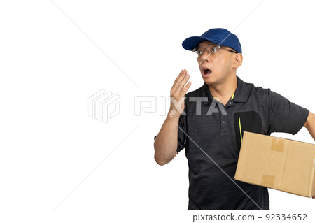 有紙板的驚奇的送貨員 92334652