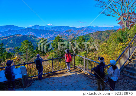 秋季從東京八王子高尾山頂的近江原新地到西南(富士山等) 秋季從東京八王子高尾山頂的近江原新地到西南(富士山等) 92338970