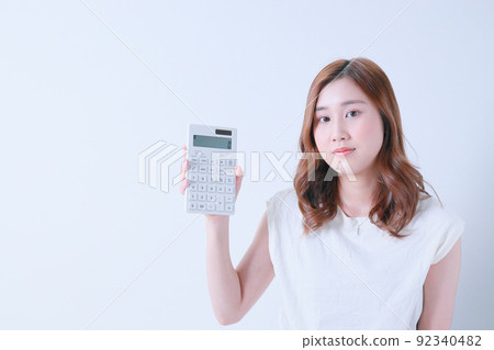 白色計算器和年輕女子 92340482