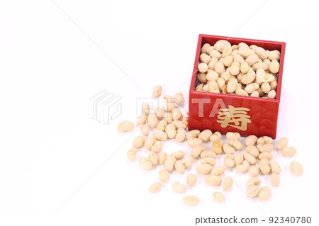 Setsubun 豆，烤大豆，明亮的背景 92340780