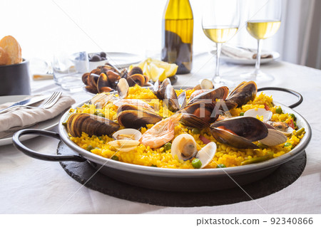 Popular Spanish dish Paella 92340866
