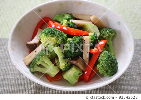 Stir-fried summer vegetables with salt and pepper garlic Stir-fried summer vegetables with salt and pepper garlic 92342528