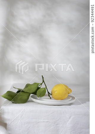Fresh lemon with green leaves 92344491