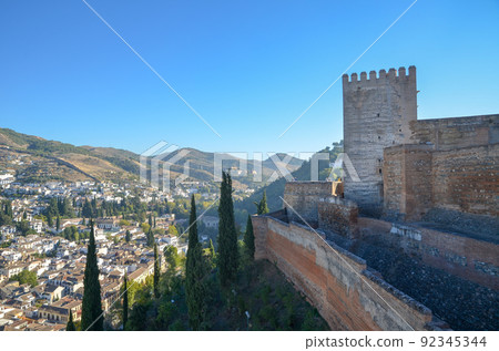 阿爾罕布拉宮阿爾卡薩瓦(Alcazaba)和阿爾拜辛區(Albayzin)(西班牙安大路西亞格拉納達) 阿爾罕布拉宮阿爾卡薩瓦(Alcazaba)和阿爾拜辛區(Albayzin)(西班牙安大路西亞格拉納達) 92345344