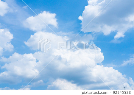 Refreshing summer sky and white clouds 92345528