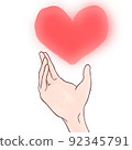 雙手緊貼心臟 92345791