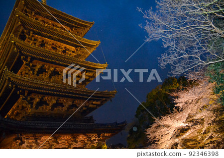 Toji Temple in Kyoto, a five-storied pagoda illuminated during the cherry blossom season 92346398