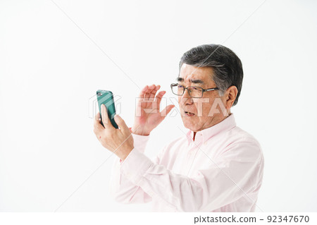 高級男性智能手機操作 92347670