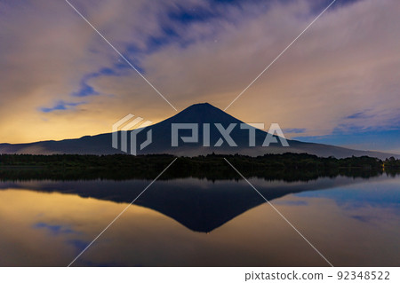 (靜岡縣)從狸貓湖看到的第一顆星星和富士山 (靜岡縣)從狸貓湖看到的第一顆星星和富士山 92348522