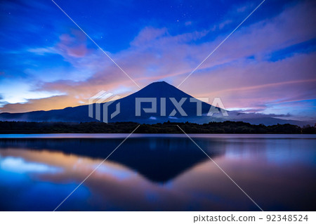 (Shizuoka Prefecture) The first star and Mt. Fuji seen from Lake Tanuki (Shizuoka Prefecture) The first star and Mt. Fuji seen from Lake Tanuki 92348524
