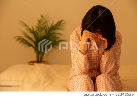 穿著睡衣的中年婦女在臥室裡鬱悶 92348529