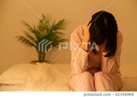 穿著睡衣的中年婦女在臥室裡鬱悶 穿著睡衣的中年婦女在臥室裡鬱悶 92348969