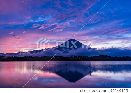 (Shizuoka Prefecture) The dawn of the explosion: Lake Tanuki and Mt. Fuji 92349105