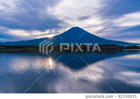 (靜岡縣)狸湖、富士山、日出 (靜岡縣)狸湖、富士山、日出 92350035
