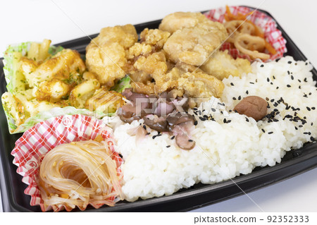Delicious fried chicken lunch Delicious fried chicken lunch 92352333