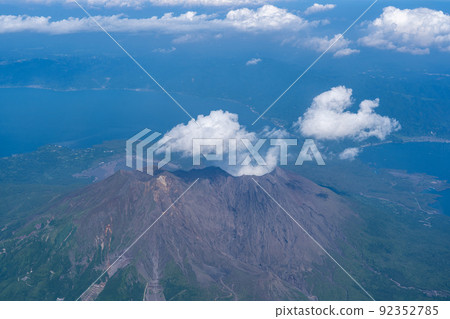 鹿兒島縣,可以俯瞰噴出煙霧的櫻島火山口周邊地區 鹿兒島縣,可以俯瞰噴出煙霧的櫻島火山口周邊地區 92352785