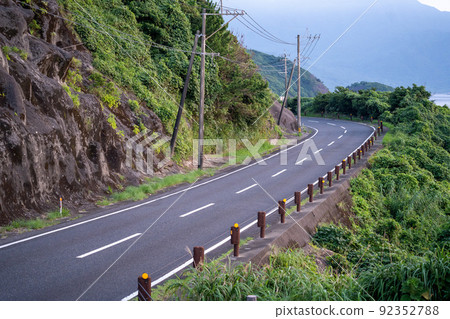 Roads and sharp curves that pass under cliffs Roads and sharp curves that pass under cliffs 92352788
