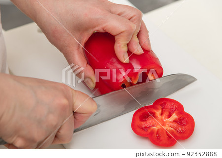 [Slice the red paprika with a Santoku knife] 92352888
