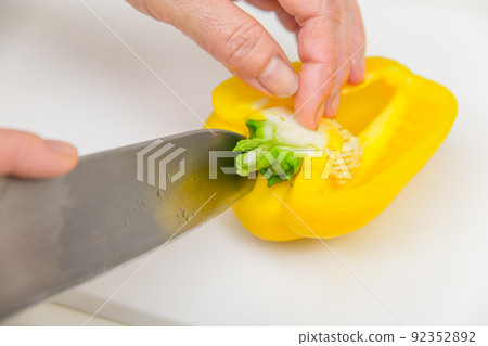 [Seeds of cutting paprika yellow with a Santoku knife] 92352892