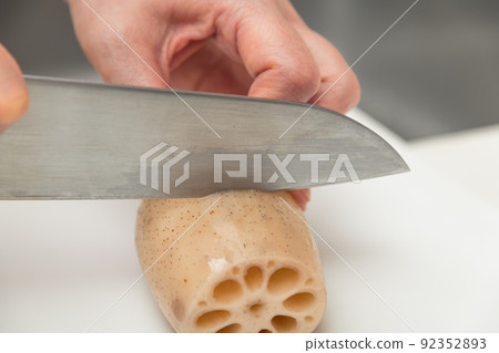 [Cut lotus root with Santoku knife] 92352893