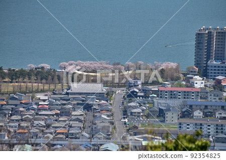 近江縣“宇佐山城”的來輪和石垣/琵琶湖的景色 近江縣“宇佐山城”的來輪和石垣/琵琶湖的景色 92354825