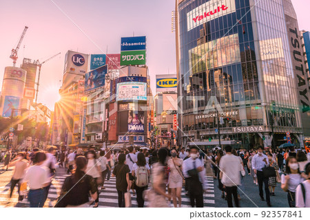 Tokyo cityscape in Japan Over 190,000 nationwide, over 30,000 in Tokyo, the highest ever. BA.5 ... Sunlight and adult style in Shibuya = July 22 92357841