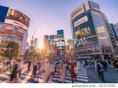 Tokyo cityscape in Japan Over 190,000 nationwide, over 30,000 in Tokyo, the highest ever. BA.5 ... Sunlight and adult style in Shibuya = July 22 92357842