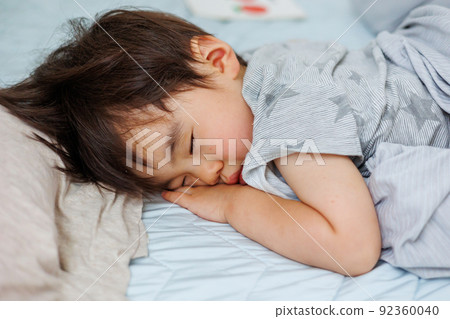 Sleepy sleeping baby 92360040