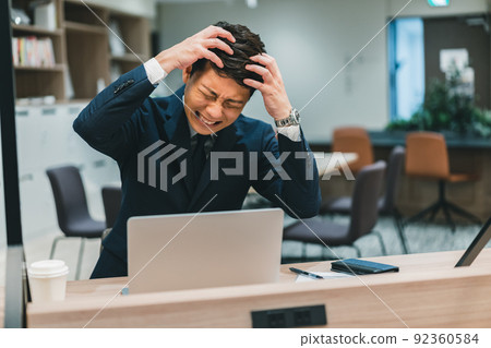 一個在工作中似乎很朋克的商務人士 92360584