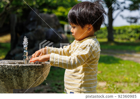 孩子們在水中洗手 92360985