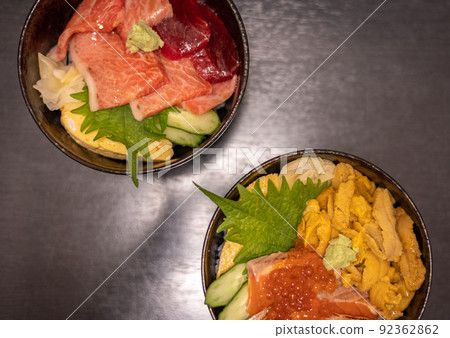 大間金槍魚蓋飯和鮭魚蓋飯(青森縣) 大間金槍魚蓋飯和鮭魚蓋飯(青森縣) 92362862