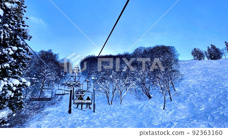 從滑雪纜車的頂部看滑雪場 92363160
