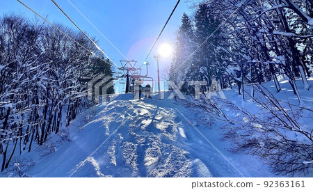 從滑雪纜車的頂部看滑雪場 從滑雪纜車的頂部看滑雪場 92363161