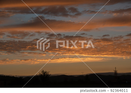 Beautiful sunset clouds shining in the setting sun 92364011