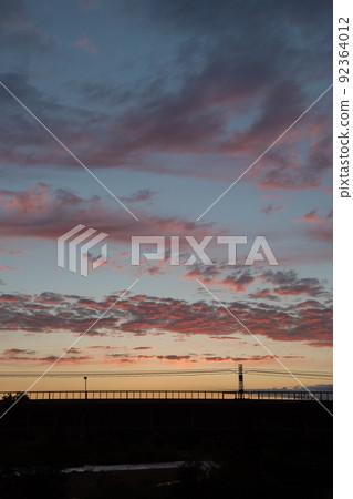 Beautiful sunset clouds shining in the setting sun 92364012