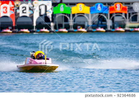 挑戰賽艇比賽的運動員和在賽艇比賽中看到的比賽 92364686