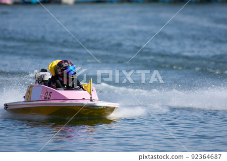 挑戰賽艇比賽的運動員和在賽艇比賽中看到的比賽 92364687