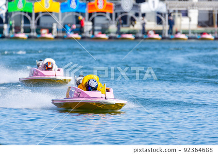 挑戰賽艇比賽的運動員和在賽艇比賽中看到的比賽 92364688